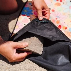 Rumpl Stash Mat Towel|-|Serviette De Plage Stash Mat -Rumpl RPL TNSM OS 7E 7EDetail6 20Dots 20Daisies 20Mel 20Kadel