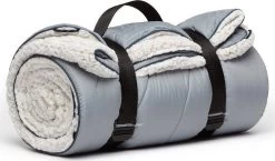 Rumpl Sherpa Puffy Blanket|-|Couverture Sherpa Puffy -Rumpl RPL TOSB 1P 7E 7EInsert 20Stone 20b16b0d 037e 4554 a042 966b15d266b7